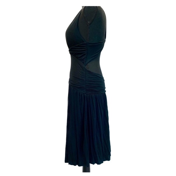 Minimalistic Backless Dress - Picture 3 of 5